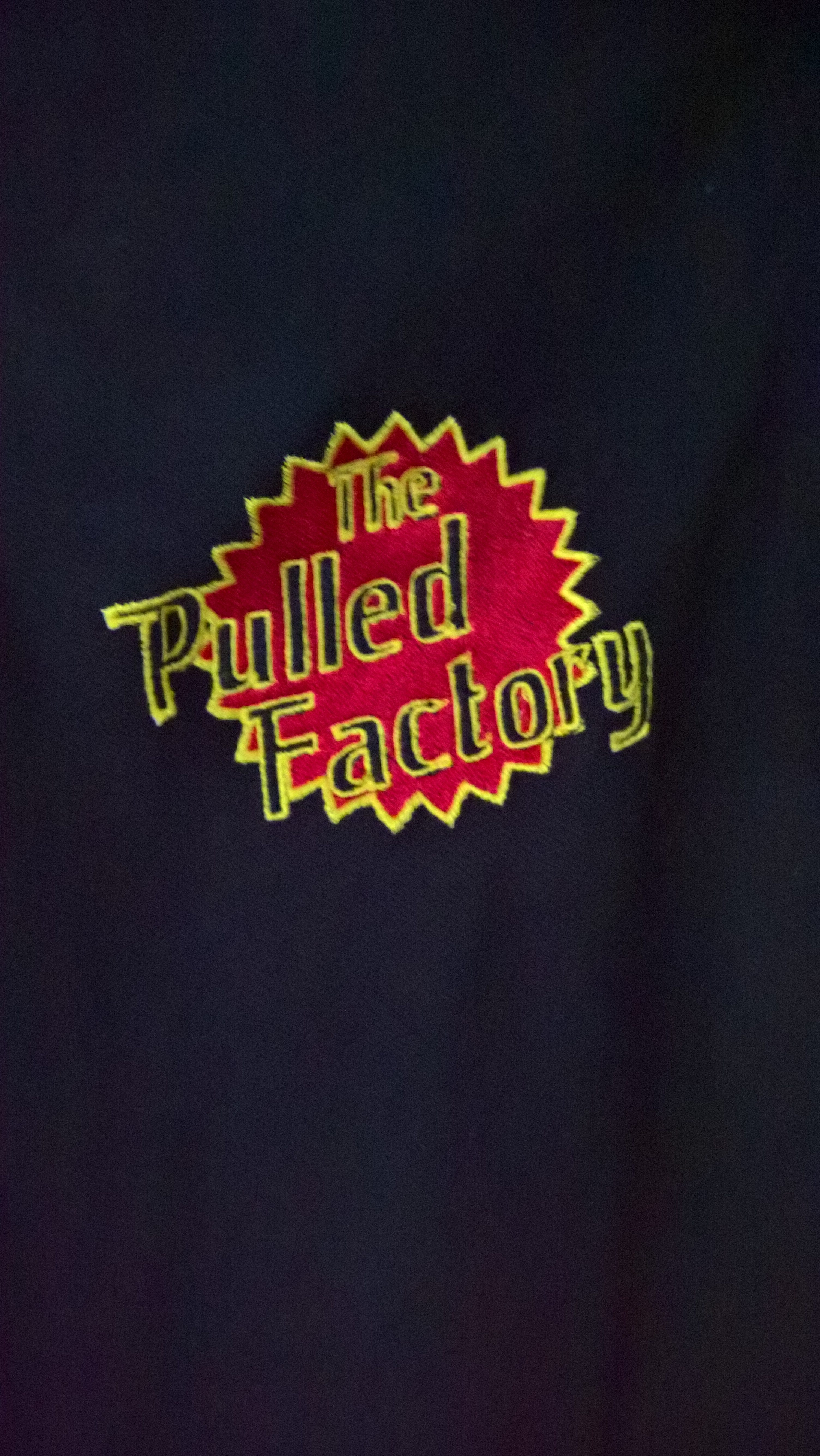 Pulled Factory Logo als Bestickung